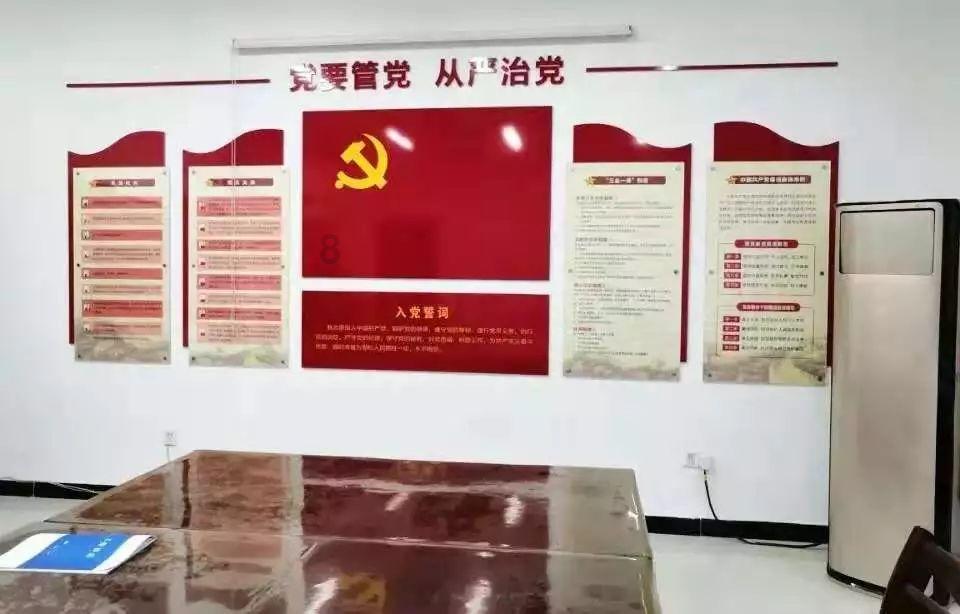 西宁一女子在火锅店就餐,老鼠在头顶摇摇欲坠,门店:顺着电线跑来的,每周有消杀