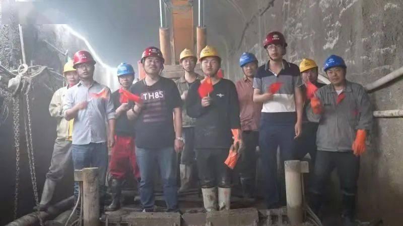 警察战僵尸无敌版