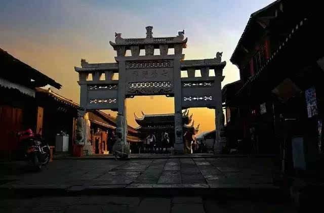 被帅到!小伙借试衣间换装秒变帅气兵哥哥